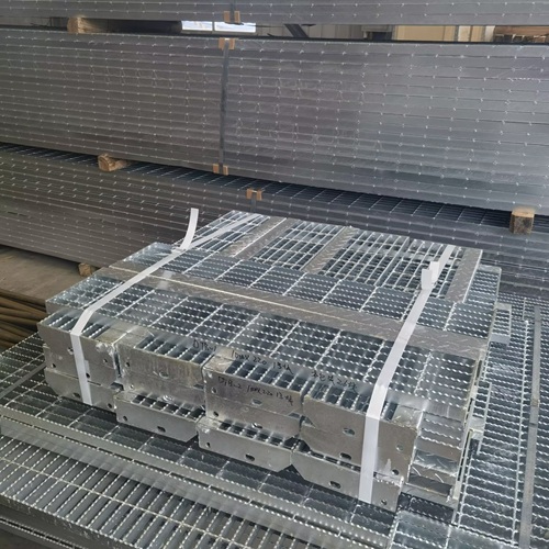 商業綜合體里的鋼格柵板隔斷太有設計感了